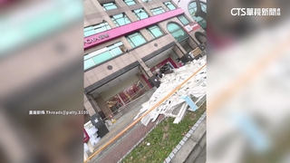 美妝百貨占人行道從2樓丟廢棄貨架　行人被迫走馬路