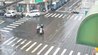 誇張！騎士闖紅燈撞車逃　警：已掌握涉案車輛