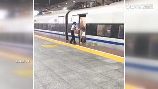 親友還沒上車！中國女「腳卡高鐵門」　肉身擋1分鐘挨罰