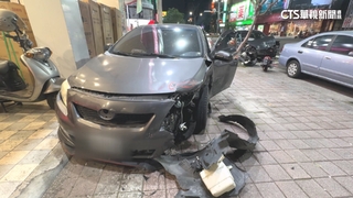 砰！　二車路口相撞　轎車失控衝人行道波及行人共6傷