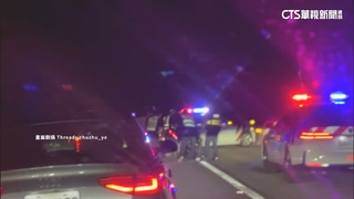 重機騎士遮牌飆上國道　不服攔檢衝撞警遭壓制