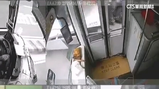 台南公車擦撞舞台車　車體遭展開舞台車板刺穿