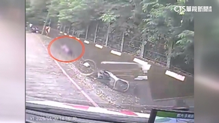 天雨路滑.長陡下坡！　姐妹淘騎老車疑剎車失靈　撞壁1死1傷