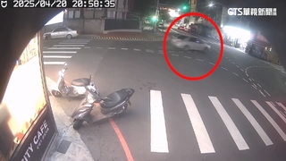 特技表演？　彰化男先擦撞待轉車　再傾斜壓上路邊車