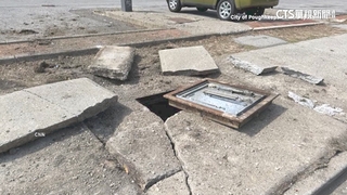 美國紐約人孔蓋炸飛　母子三人經過險遭波及