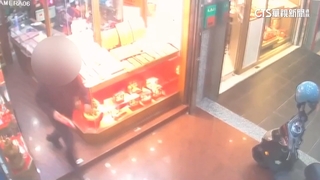 金價飆新高！　男「假試戴」趁虛摸走42萬金項鍊逃