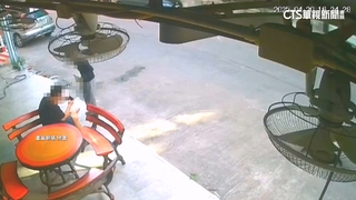 台男遊泰遇襲驚悚畫面曝！　路邊滑手機遭棍棒毆頭