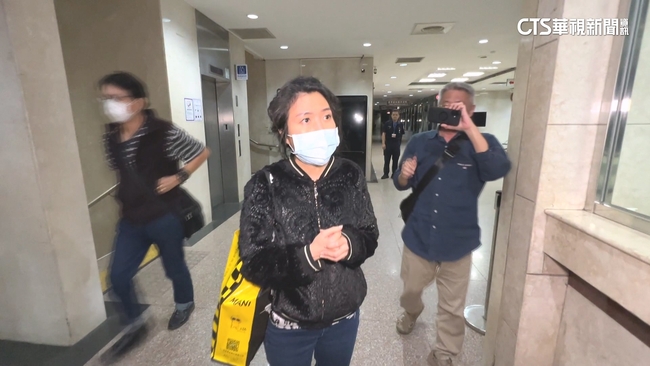 涉助中客違法來台 牙醫院長訊後百萬交保頻喊冤 | 華視新聞