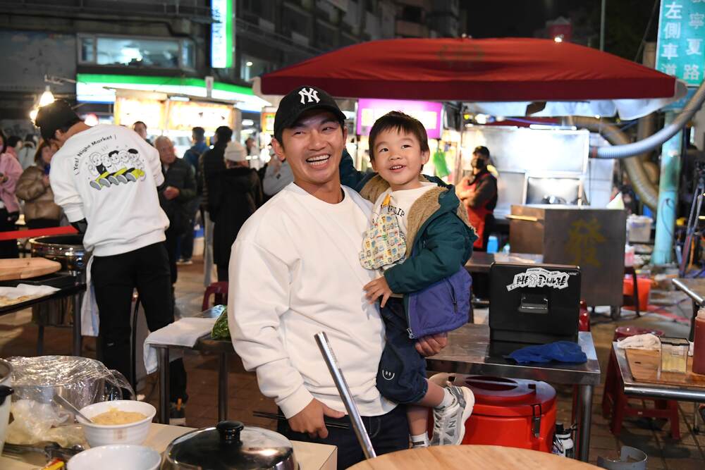 蔡昌憲老婆帶小孩前來探班,驚喜現身。