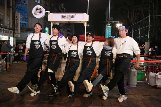 《我們這一攤2》台灣擺攤最終站　五攤主征戰寧夏夜市人氣爆棚 | 華視新聞