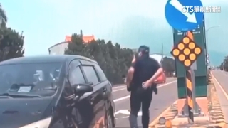 開贓車拒檢還蛇行　駕駛撞車被逮起出毒品