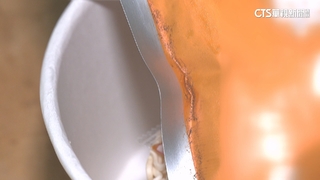 發霉？泡麵調理包長黑點　業者致歉：可寄回供檢討