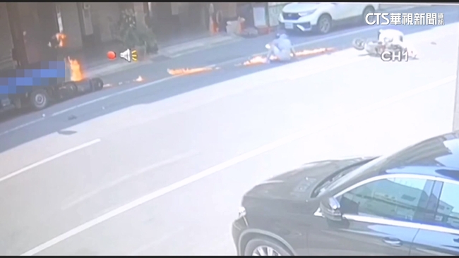 鬼切與無照碰撞！　機車「雷殘」竄火波及貨車 | 華視新聞