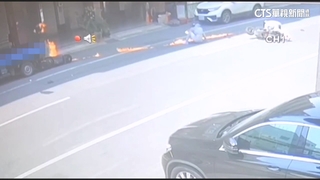 鬼切與無照碰撞！　機車「雷殘」竄火波及貨車