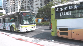 北市忠孝東路2公車追撞！　擋風玻璃碎裂　9人傷送醫