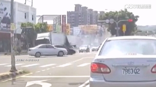 向上路連撞22車最新影曝　聯結車猛閃黃燈疑知出狀況