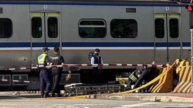 桃園80歲老婦闖平交道　遭台鐵區間車撞擊亡 | 華視新聞