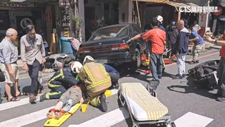 男疑操作不當倒車暴衝　機車遭拖行.女捲車底全身傷