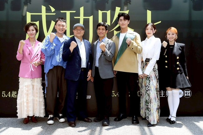 《成功路上》記者會 李程彬有愛的濾鏡 幫郭雪芙台語打高分 | 華視新聞