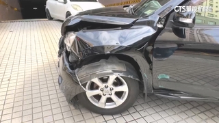 驚險！　76歲駕駛開休旅車暴衝　撞百貨停車場入口矮牆