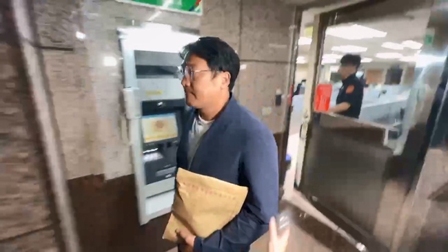 基隆民政處長坦承違法個資獲交保　藍仁愛黨部主任張金發羈押禁見 | 華視新聞