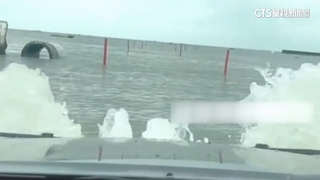 巴庫啦！　開皮卡潮間帶賞景遇漲潮險滅頂　乘客崩潰尖叫