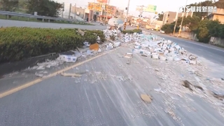 曳引車載磁磚轉彎掉路面　煙霧瀰漫後車急剎險釀禍