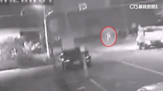 車燈清楚照到還是追撞！　單車騎士遭撞墜田身亡