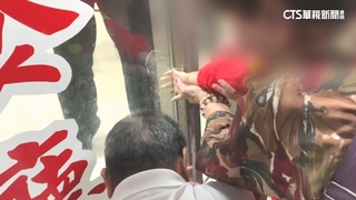 4歲童手掌夾餐廳玻璃門縫　警消破壞玻璃助脫困