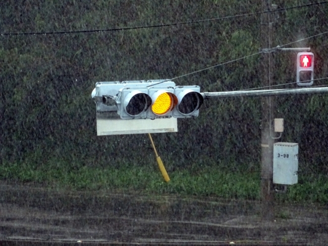 交通號誌「亮黃燈」到底該衝還是剎停？　警方親曝解答 | 華視新聞