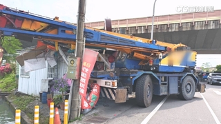 宜蘭炸彈蔥油餅店突暫停營業　店面遭吊車撞毀