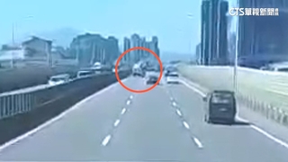 台65水泥車翻覆撞破隔音牆　碎片.燈桿往下狂砸