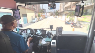 公車駕駛需隨時緊盯車況！　民眾突攔車考驗反應