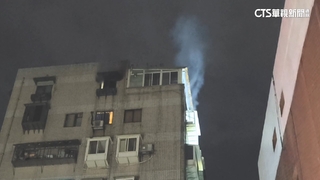 北市大樓凌晨竄火　夫妻抱愛犬躲頂樓逃生