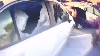 罪加一等！　車手拒檢竟衝撞警車　警破窗拉2人下車壓制