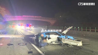 國道跑車自撞！　整根護欄插入車體　駕駛身亡