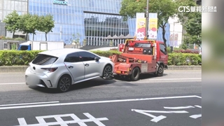 拖吊車輔助輪鬆脫擊倒路邊機車　險殃騎士.路人