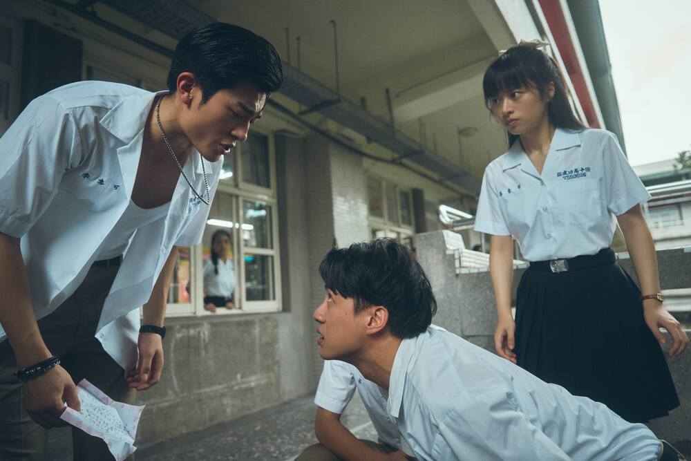 《成功路上》 少年劉建中(吳翰林飾)、少年姜素芬(許麗廷飾)、少年李麥可(黃登楷飾)在互搶情書