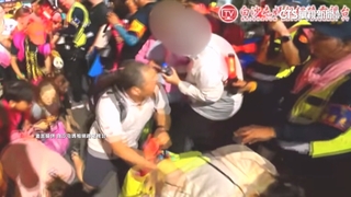 粉紅超跑旋風！　女為親人求平安磕腫額頭