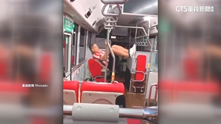 在公車上健身？　外籍乘客「倒掛扶桿」乘客傻眼