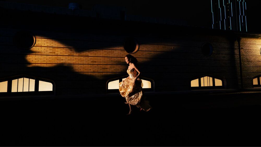 今年度影展形象廣告真實捕捉演員在影片上映後趕場映後座談的幕後辛勞