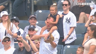 美職棒見精彩鏡頭　男被女兒矇眼仍精準接球