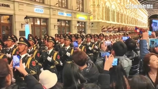 俄勝利日遊行！　1500名小一生化身超萌「小軍官」