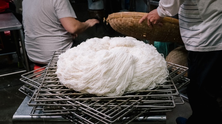 新竹以傳統客家料理及當季時令佳餚著稱，而米粉是其中一項最知名的特產。圖／米其林提供