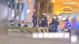 疑酒駕心虛撞警逃！　男拒檢遭警包圍壓制　狼狽遭逮