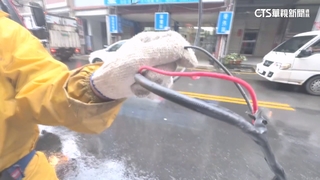 電纜線勾騎士險害摔　台電人員：疑監視器線路