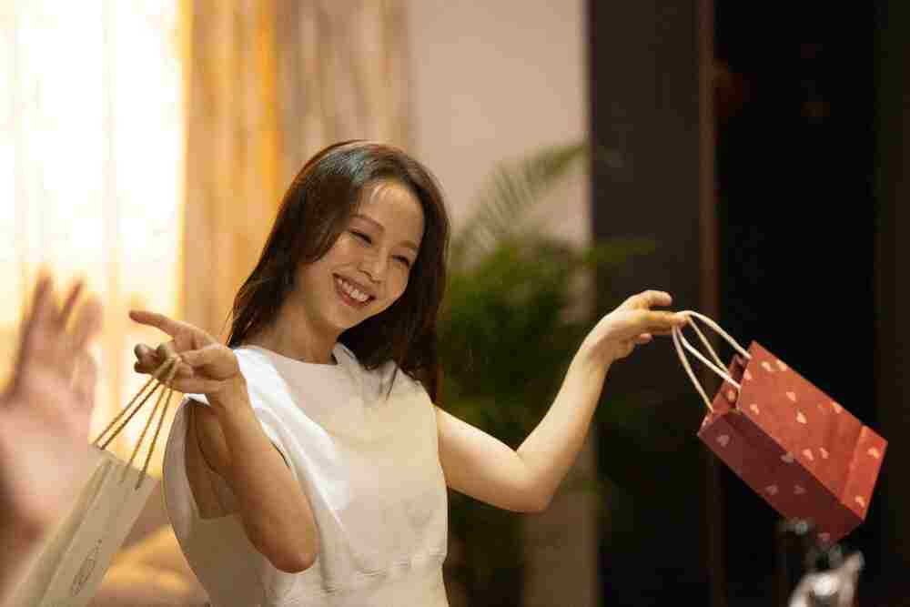 假日主持人藏不倫祕密？鍾欣凌首演「最重小三」火辣滾床 | 《拜六禮拜》私下溫柔的蕭如如(孫淑媚飾)