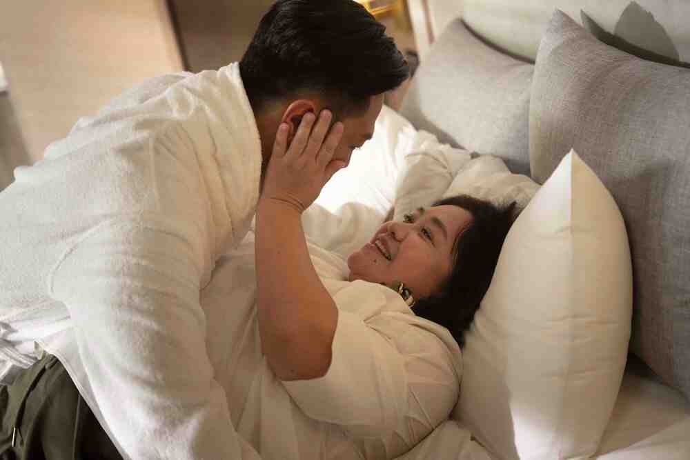 《拜六禮拜》瑞秋(鍾欣凌飾)與主管滾床