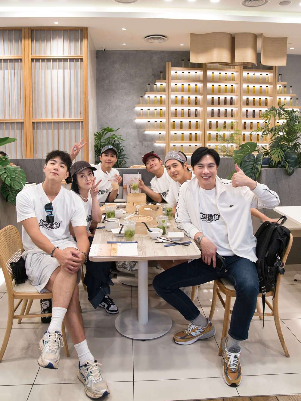 特別嘉賓謝佳見盡地主之誼帶藝人們，大啖地道馬式料理。