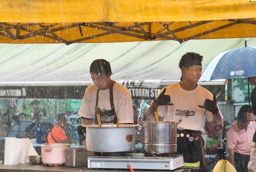 我們這一攤2大馬出攤遇大雨，蔡凡熙(圖左)、禾浩辰。